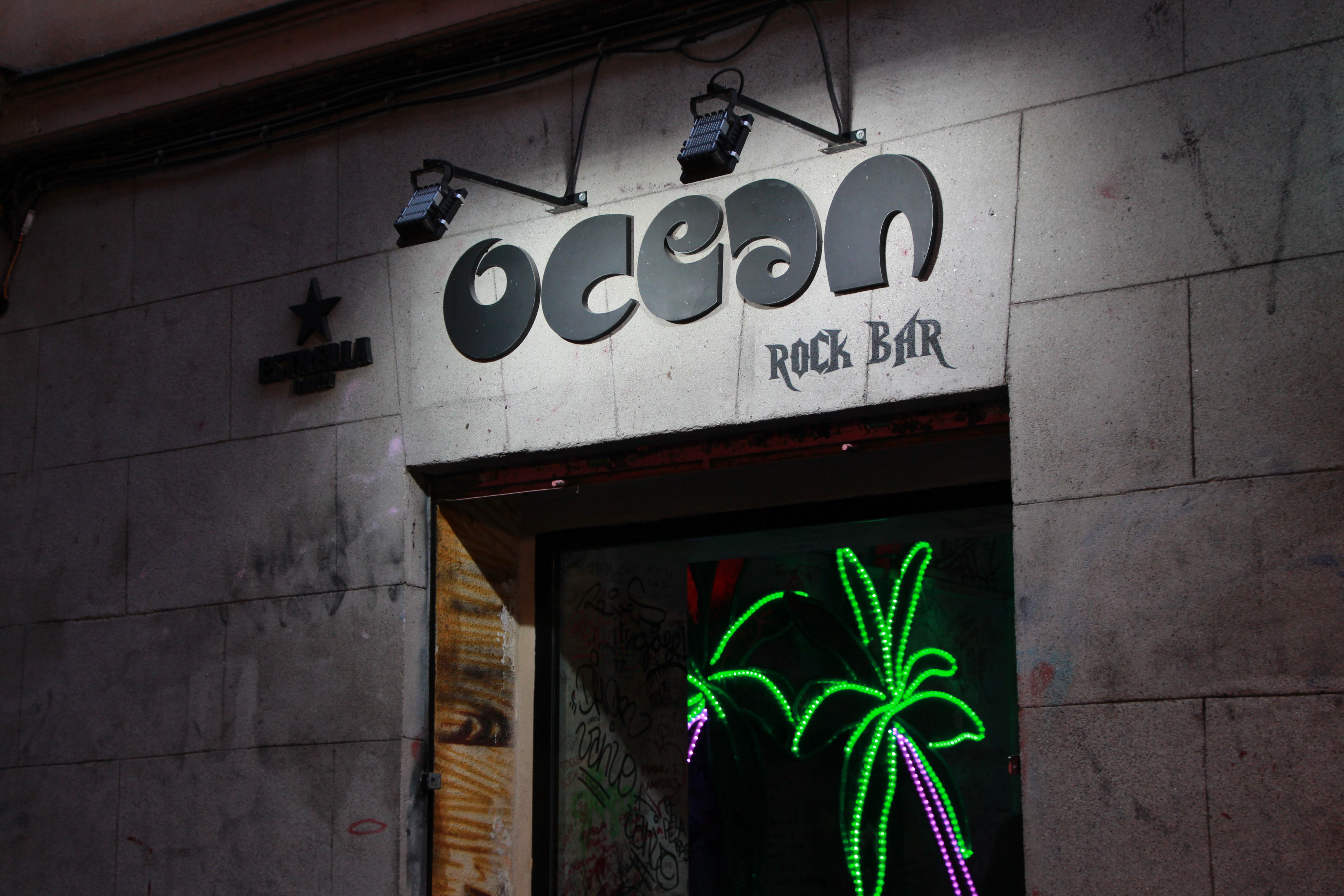 ocean-rock-bar